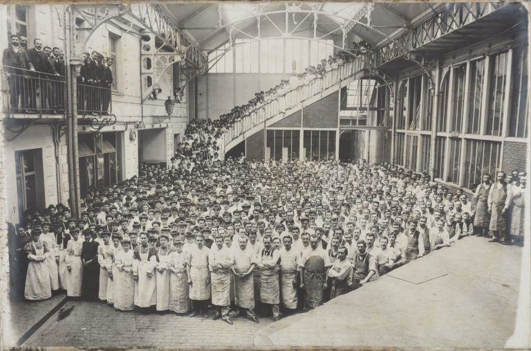 Le personnel de la biscuiterie Lefèvre-Utile en 1907