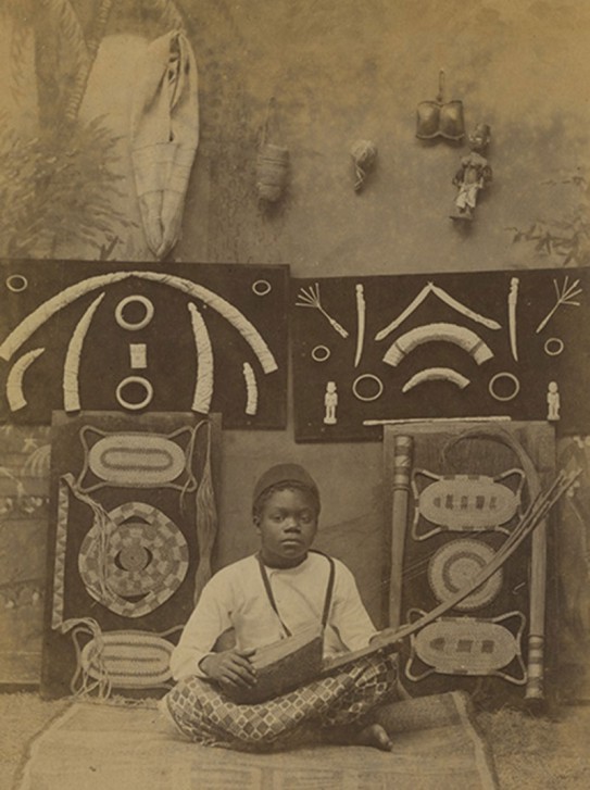 enfant entouré d'instruments de musique et de masques