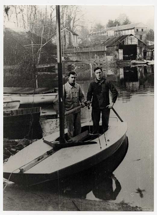 deux hommes sur un bateau