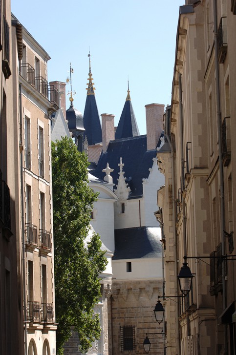 photographie du Château dans la perspective d'une rue 