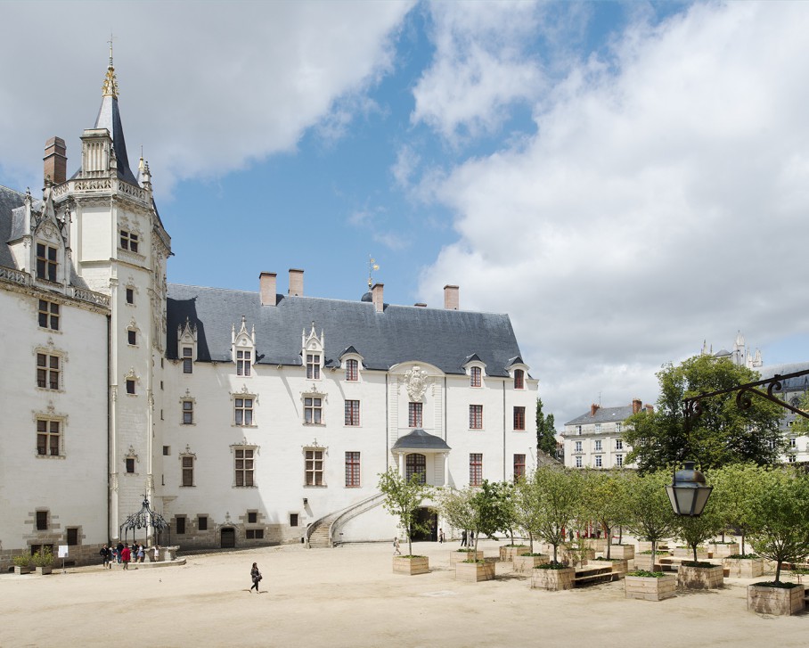 cour du Château décorée d'arbres