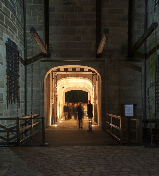 entrée du château la nuit