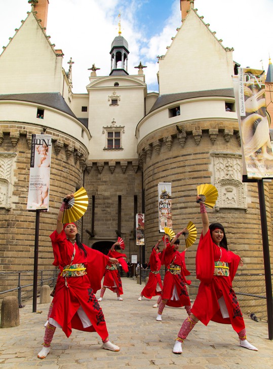 Danseurs de Soh Odori devant le Château