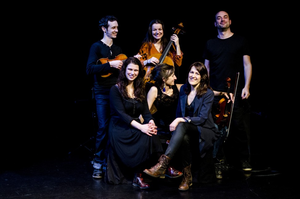 groupe de musiciens avec leurs instruments 