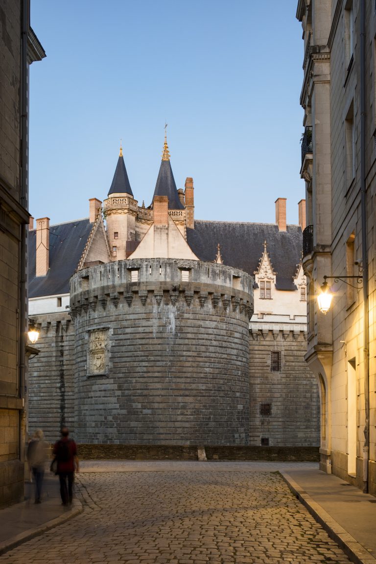 Château des ducs de Bretagne à la tombée de la nuit